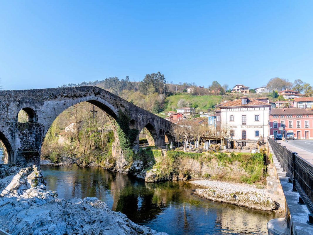 CANGAS DE ONÍS- Pueblo de Asturias