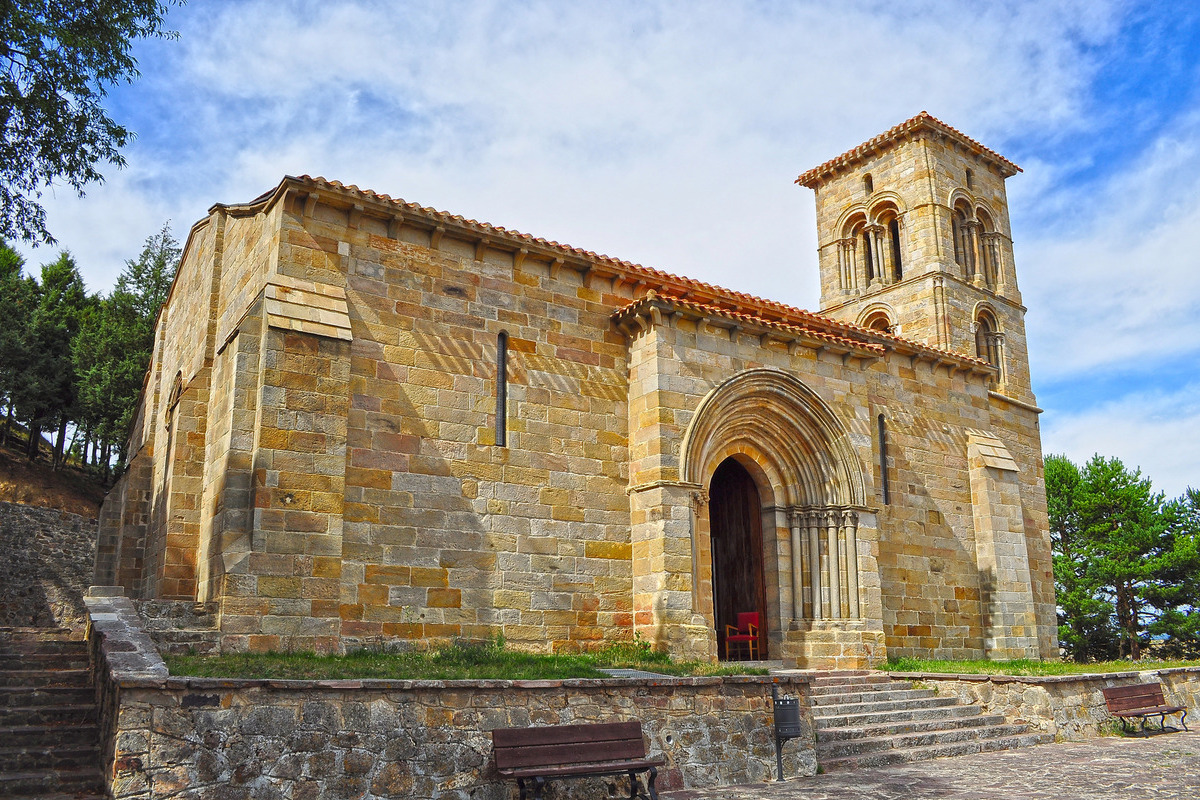 Iglesia Santa Cecilia en Aguilar de Campoo. Foto por Depositphotos.