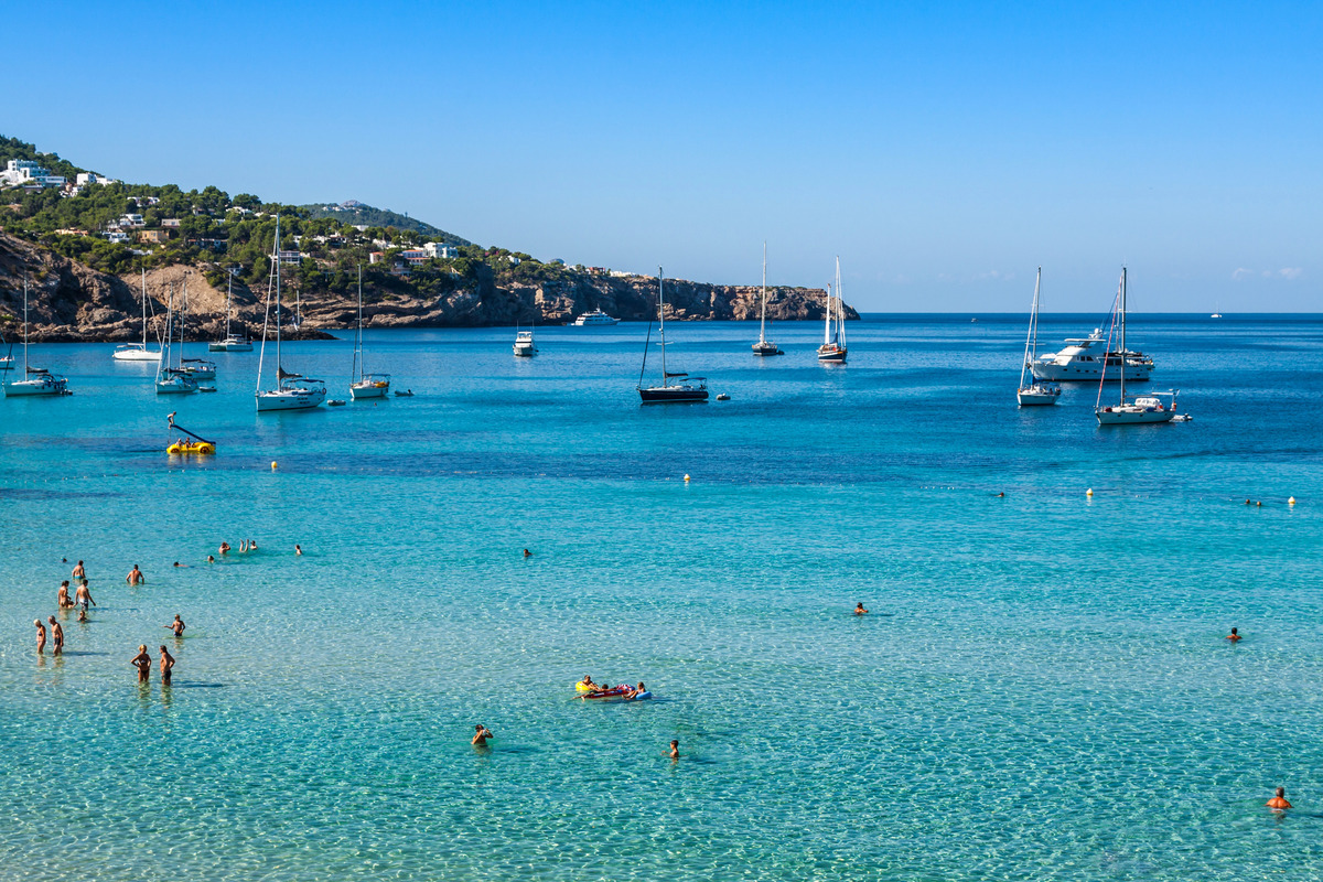 Cala Tarida. Foto por Depositphotos.