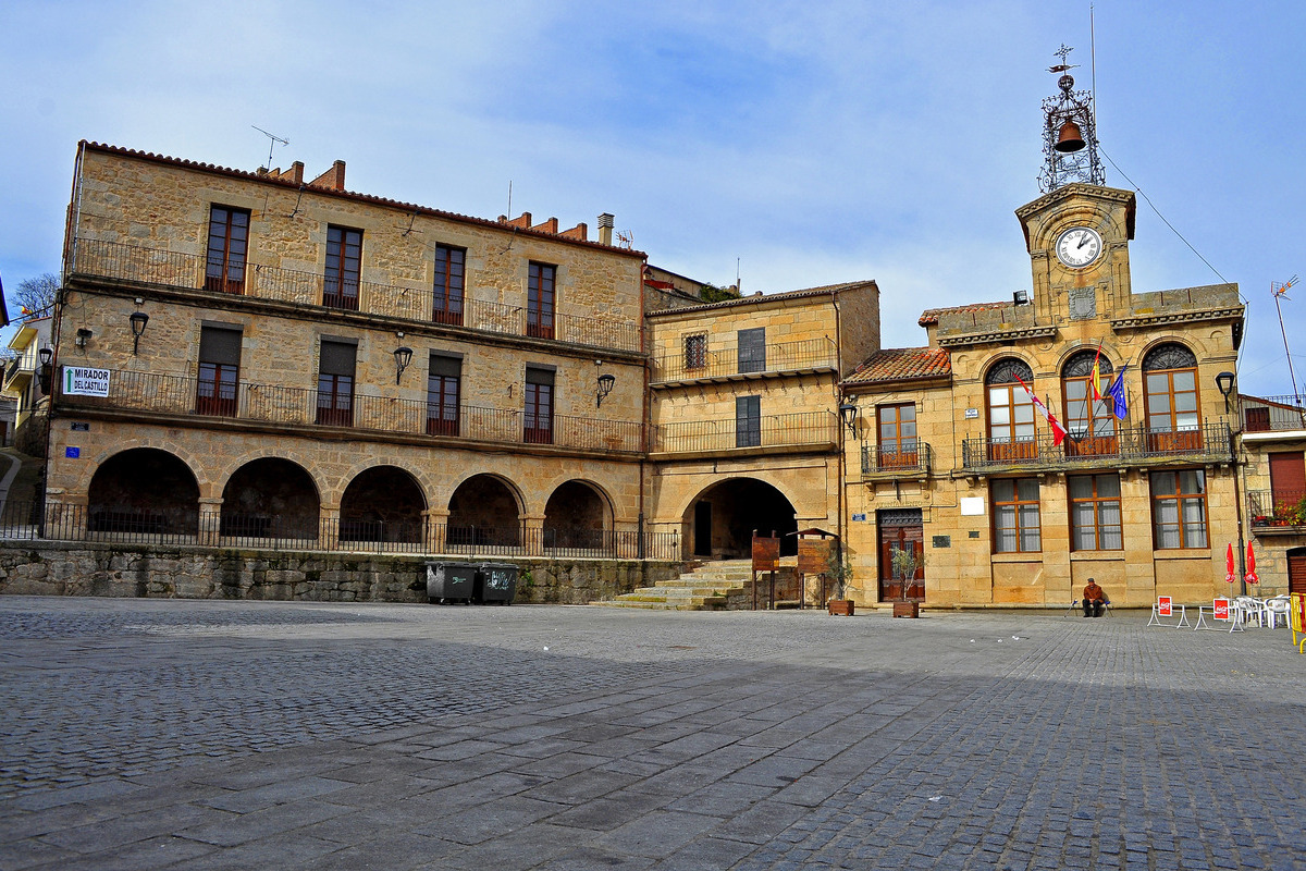 Plaza Mayor de Fermoselle. Foto por Depositphotos.