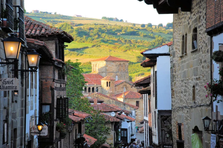▷ LOS 11 PUEBLOS MÁS BONITOS DE CANTABRIA + MAPA https://espanaviajar.com/wp-content/uploads/2019/02/PUEBLOS-DE-CANTABRIA-Santillana-del-Mar.png