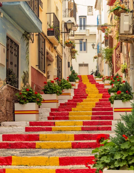 ▷ CALPE » Qué ver y hacer. Escapada imprescindible Calles coloridas de Calpe