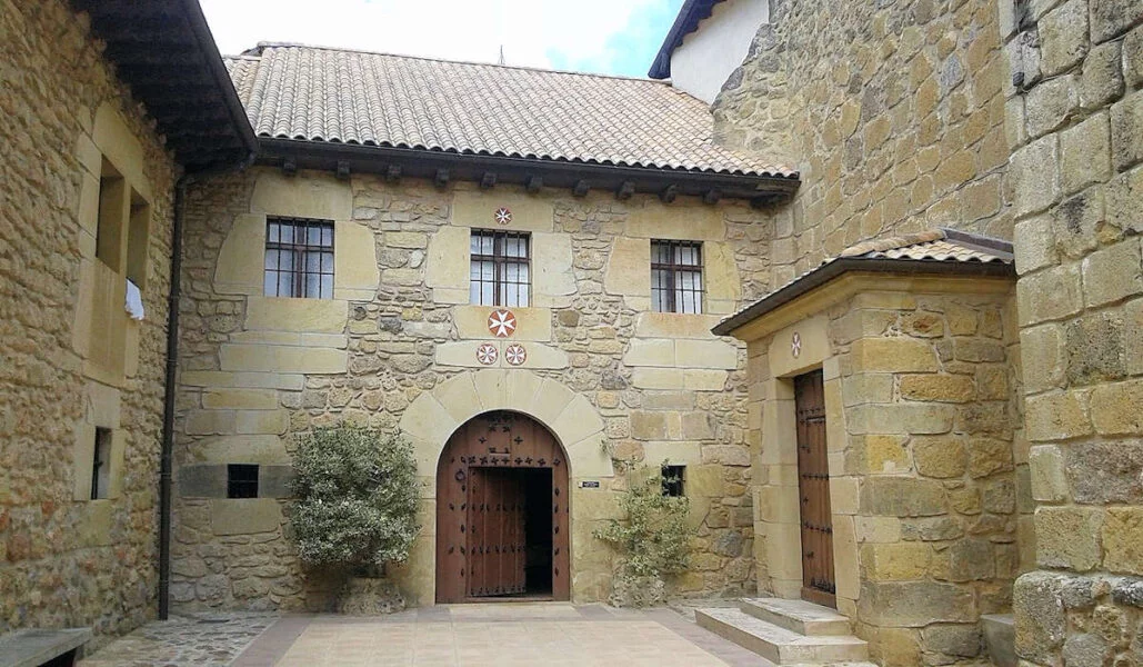 ▷ SALINAS DE AÑANA » Qué Ver y Hacer. Pueblo formidable Entrada al convento San Juan de Acre en Salinas de Añana