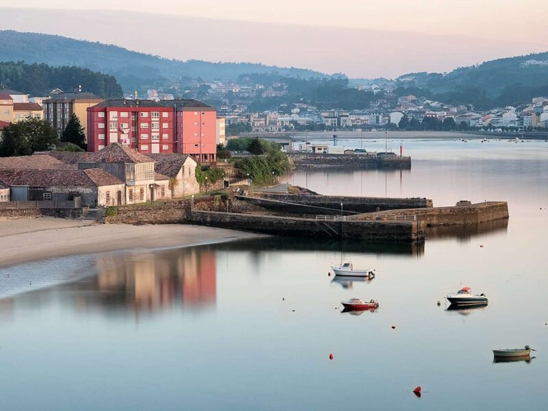▷ CORCUBIÓN » Qué Ver y Hacer, explora sus encantos Playa Quenxe en Corcubión