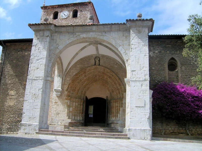 ▷ LLANES » Descubre qué ver y hacer, trayecto de película Basílica de Santa María del Concejo en Llanes