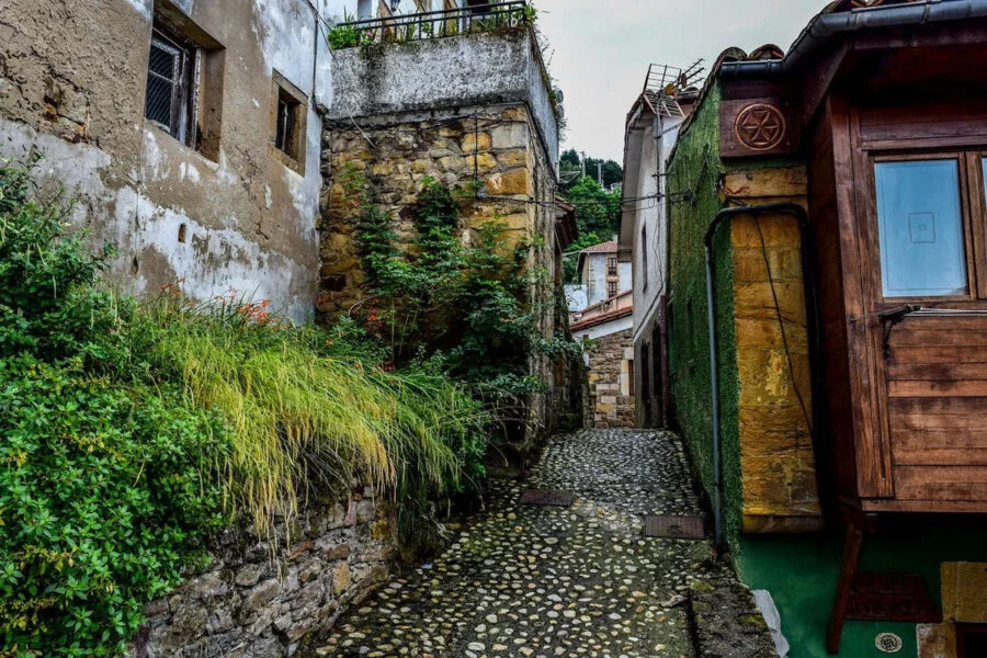 ▷ LASTRES » Qué ver y Hacer en este poblado costero Callejones encantados de Lastres