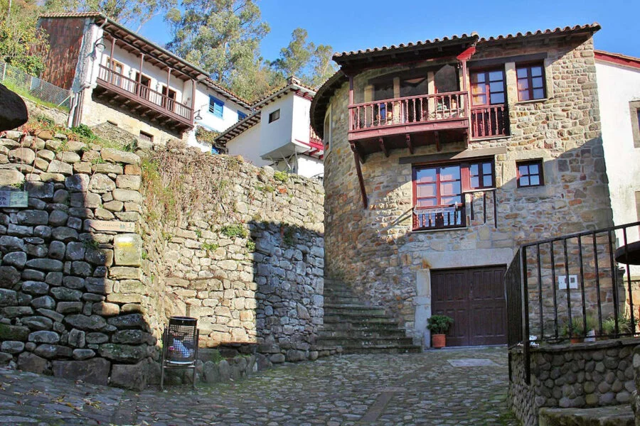 ▷ TAZONES » Qué ver y hacer, un atractivo rincón costero Calles empedradas de Tazones