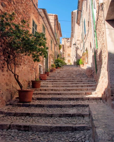 ▷ FORNALUTX » Qué ver y hacer, un pintoresco pueblo Camino empedrados de Fornalutx