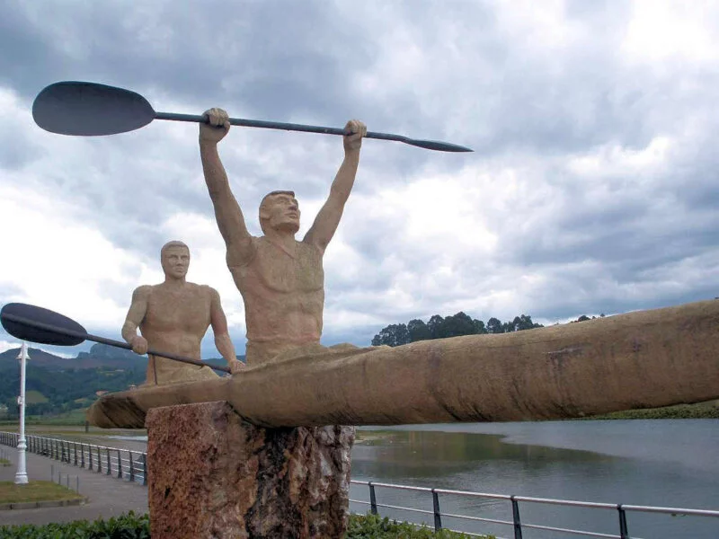 ▷ RIBADESELLA » Qué ver y hacer, un paseo irresistible Escultura representativa del descenso de sella