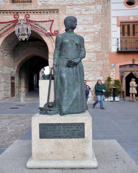 ▷ ARÉVALO » Qué Ver y Hacer en este pueblo mudéjar Estatua de Isabel la Católica-Arévalo