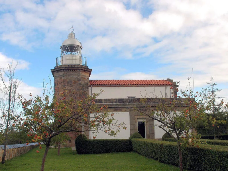 ▷ TAZONES » Qué ver y hacer, un atractivo rincón costero Faro de Tazones