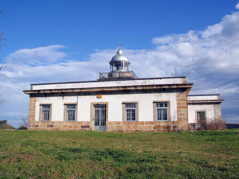 ▷ RIBADESELLA » Qué ver y hacer, un paseo irresistible Faro de somos en Ribadesella