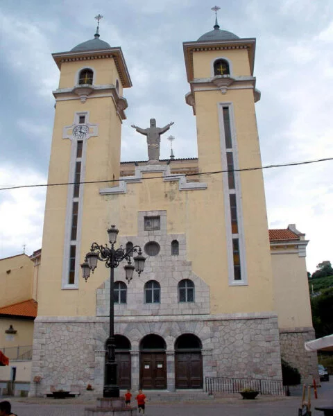 ▷ RIBADESELLA » Qué ver y hacer, un paseo irresistible Iglesia de Santa María Magdalena en Ribadesella