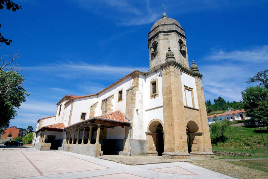 ▷ LASTRES » Qué ver y Hacer en este poblado costero Iglesia de Santa María de Sabada-Lastres