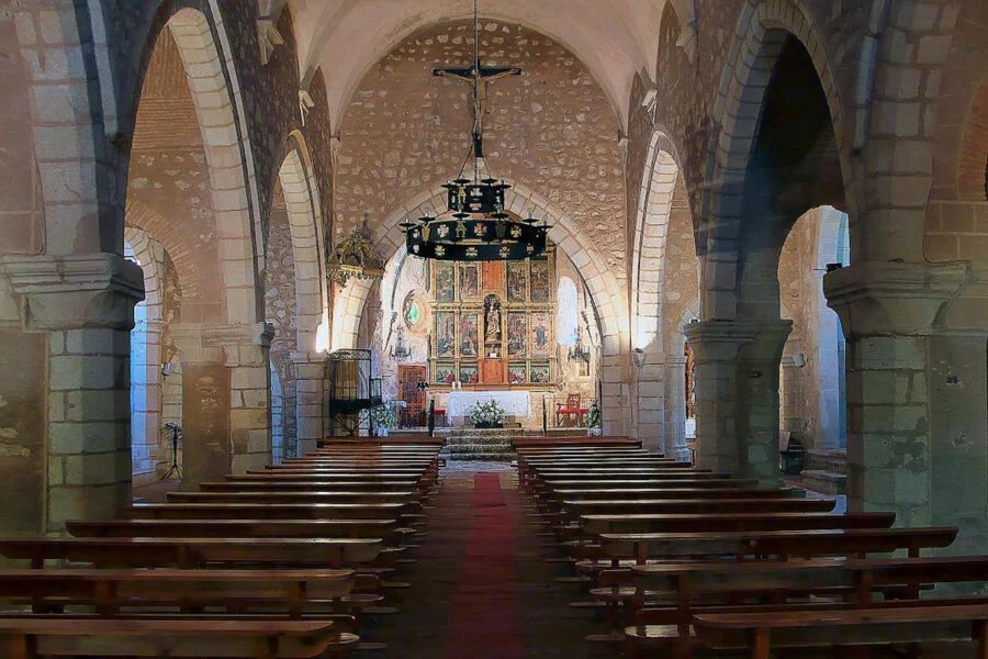 ▷ ALBURQUERQUE » Qué ver y hacer, un viaje al medioevo Interior de la Iglesia de Santa María del Mercado