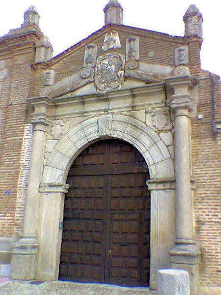 ▷ ADANERO » Descubre qué ver y hacer, disfruta su encanto Puerta del Palacio de los Condes