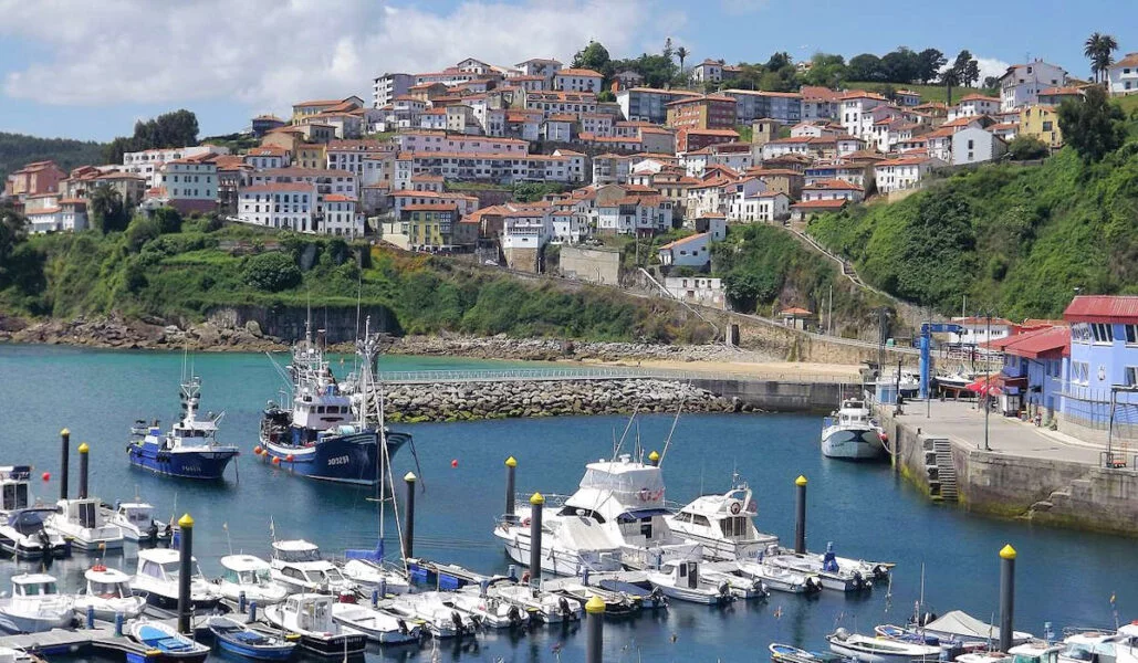▷ LASTRES » Qué ver y Hacer en este poblado costero Puerto de Lastres y vistas a la ciudad