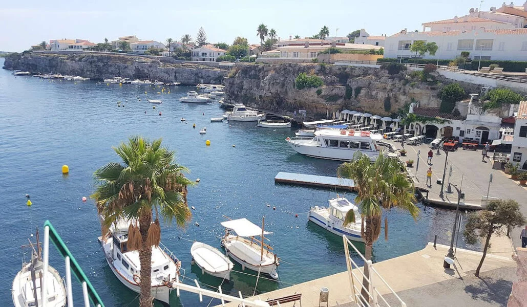 ▷ ES CASTELL » Qué ver y hacer en este pueblo con encanto Cala Fonts Es Castell
