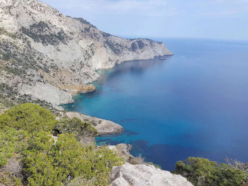 ▷ ES CUBELLS » Qué ver y qué hacer, la pequeña joya de Ibiza Cala Llentrisca en Es Cubells