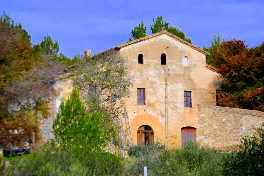 ▷ LES GUNYOLES » Qué Ver y Hacer en esta tierra de viñedos Cases Blanques de Les Gunyoles