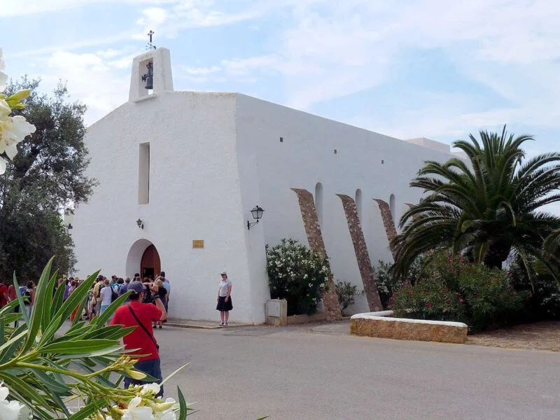 ▷ ES CUBELLS » Qué ver y qué hacer, la pequeña joya de Ibiza Iglesia Nuestra Señora del Carmen