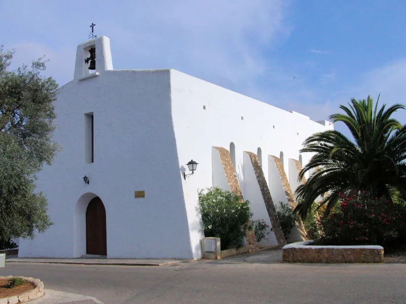 ▷ ES CUBELLS » Qué ver y qué hacer, la pequeña joya de Ibiza Iglesia en Es Cubells