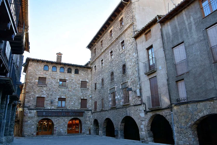 ▷ BAGÁ » Descubre qué ver y hacer, conoce sus encantos Plaza Porxada de Bagà