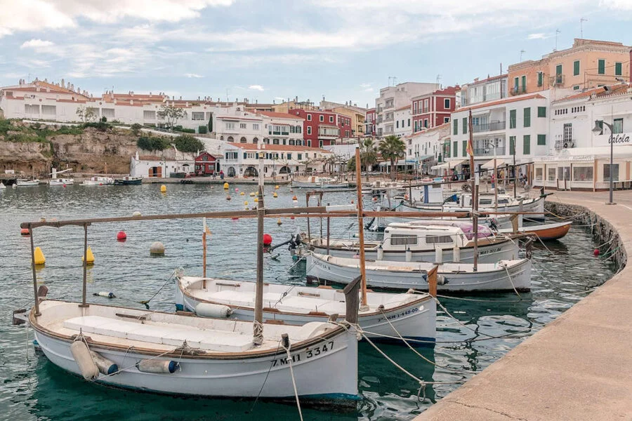 ▷ ES CASTELL » Qué ver y hacer en este pueblo con encanto Puerto de Es Castell