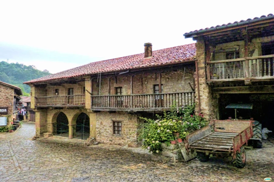 ▷ BÁRCENA MAYOR » Qué ver y hacer en este pueblo cántabro Bárcena Mayor- Calles empedradas