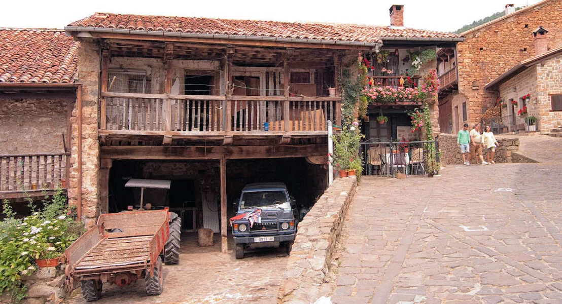 ▷ BÁRCENA MAYOR » Qué ver y hacer en este pueblo cántabro Calles de Bárcena Mayor