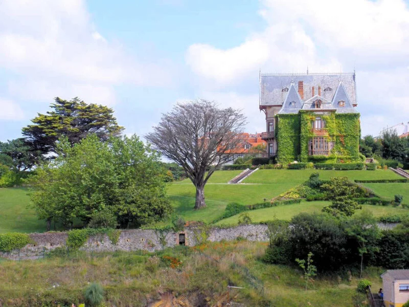 ▷ COMILLAS » Qué ver y hacer en el pueblo emblemático Casa del Duque de Almodovar del Río en Comillas