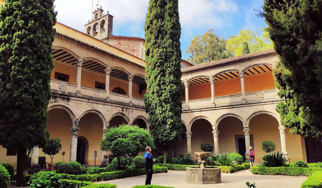 ▷ CUACOS DE YUSTE » Qué ver y Hacer en este bello enclave Claustro Renacentista del Monasterio de Yuste