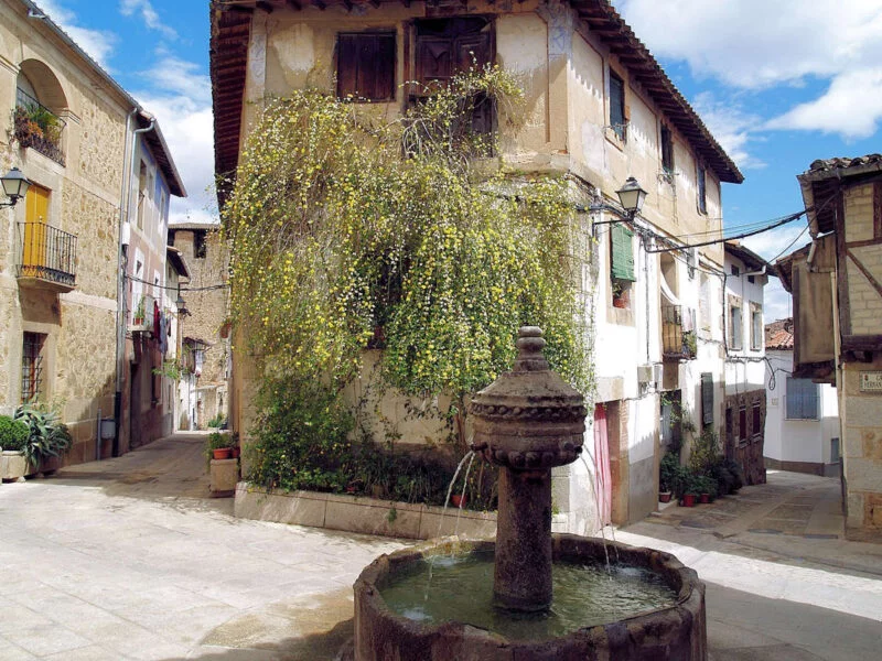 ▷ CUACOS DE YUSTE » Qué ver y Hacer en este bello enclave Plaza de los chorros en Cuacos de Yuste