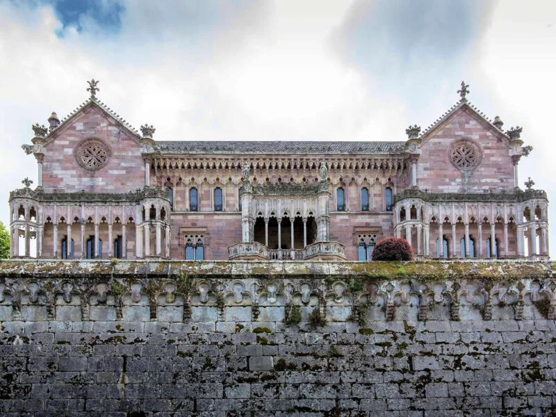 ▷ COMILLAS » Qué ver y hacer en el pueblo emblemático Visita el Palacio de Sobrellano