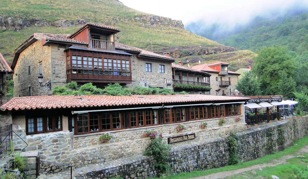 ▷ BÁRCENA MAYOR » Qué ver y hacer en este pueblo cántabro Visitar Bárcena Mayor en Cantabria