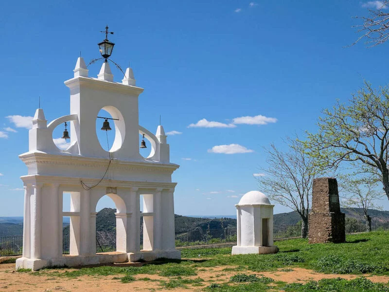▷ ALÁJAR » Descubre qué ver y hacer en la Sierra de Aracena Campanario de la Ermita Reina de los Ángeles