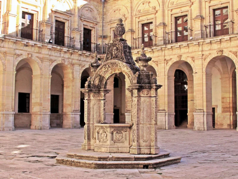 ▷ UCLÉS » Qué Ver y Hacer en este monumental pueblo Claustro del Monasterio de Uclés