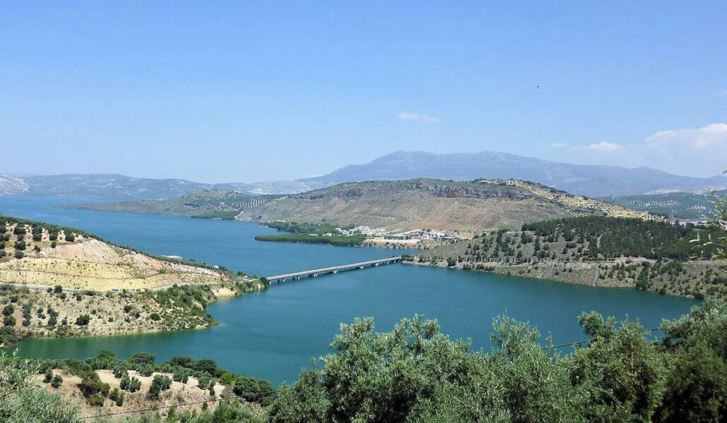▷ IZNÁJAR » Qué ver y hacer en este pueblo cordobés Embalse de Iznájar