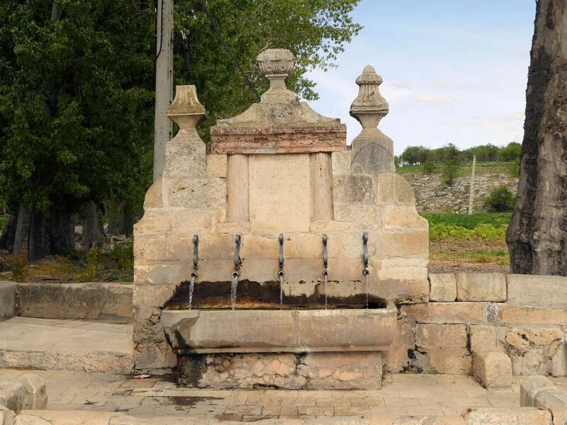 ▷ UCLÉS » Qué Ver y Hacer en este monumental pueblo Fuente de los cinco caños en Uclés