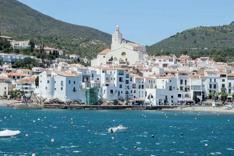 ▷ CADAQUÉS » Qué ver y Hacer en este pueblo costero Iglesia de Santa María en Cadaqués
