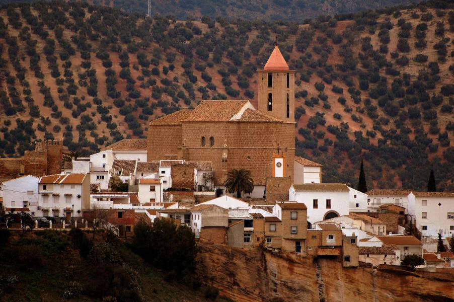 ▷ IZNÁJAR » Qué ver y hacer en este pueblo cordobés Iglesia de Santiago Apóstol en Iznájar