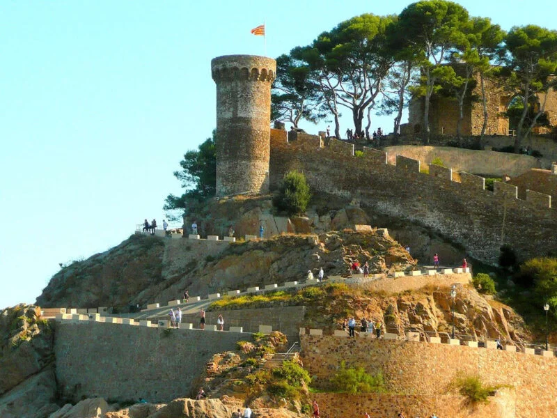 ▷ TOSSA DE MAR » Qué ver y hacer en esta villa amurallada Murallas y Castillo de Tossa de Mar