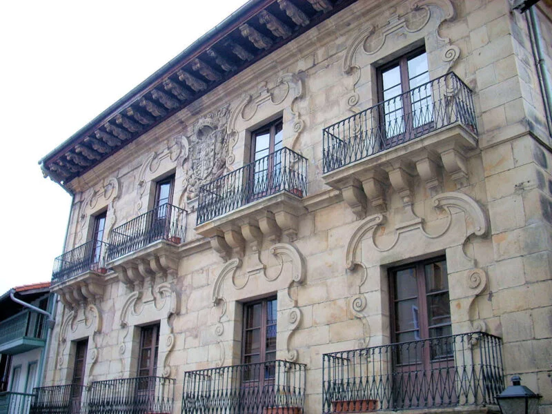 ▷ HONDARRIBIA » Qué ver y hacer en este pueblo costero Palacio Zuloaga