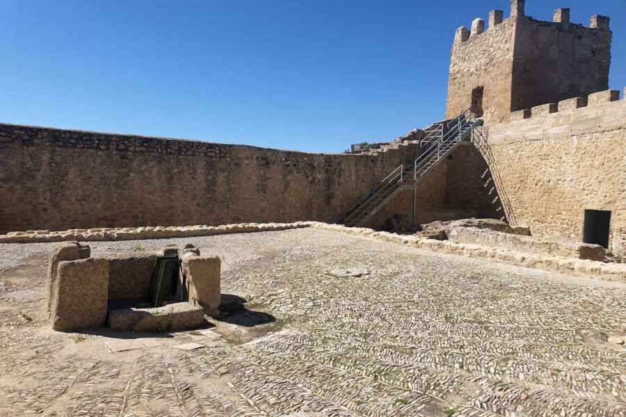 Patio del Castillo de Iznájar