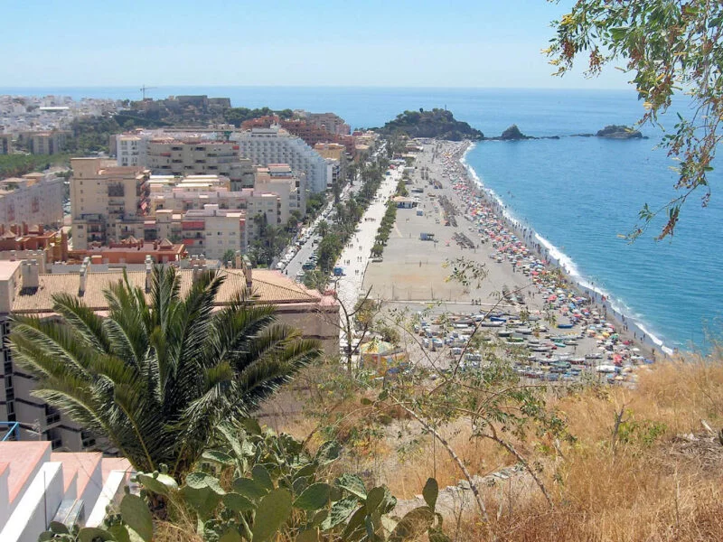 ▷ ALMUÑÉCAR » Qué ver y hacer en este pueblo paradisíaco Playa San Cristóbal en Almuñécar