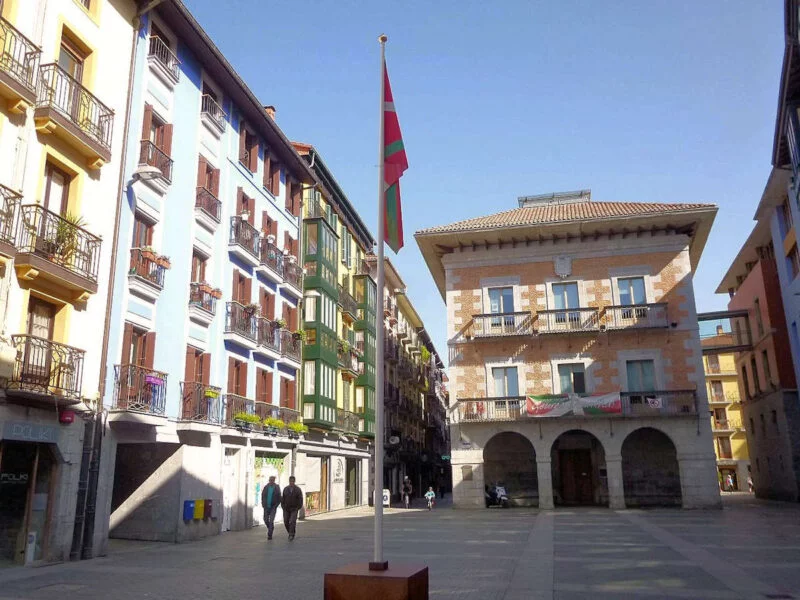 ▷ TOLOSA » Descubre qué ver y hacer en este bello pueblo Plaza Andre María Tolosa