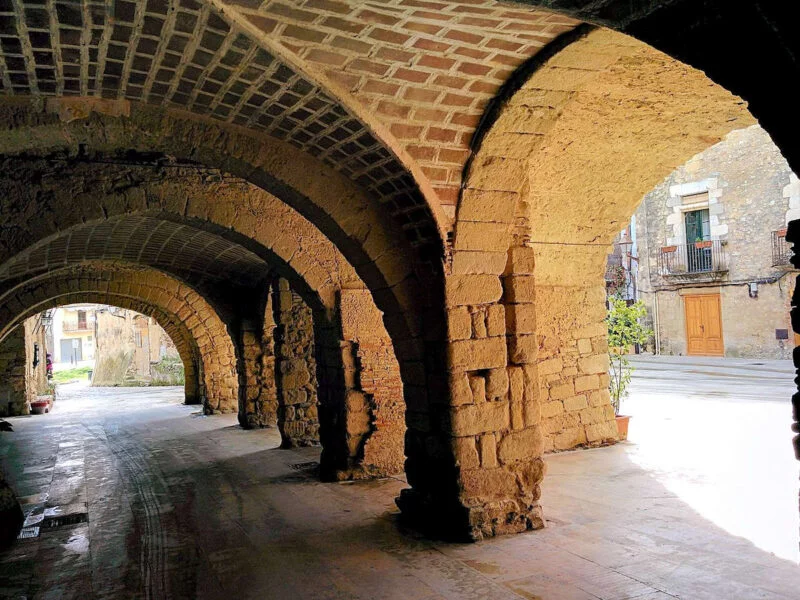 ▷ PERATALLADA » Qué ver y hacer en este pueblo medieval Plaza Mayor de Peratallada