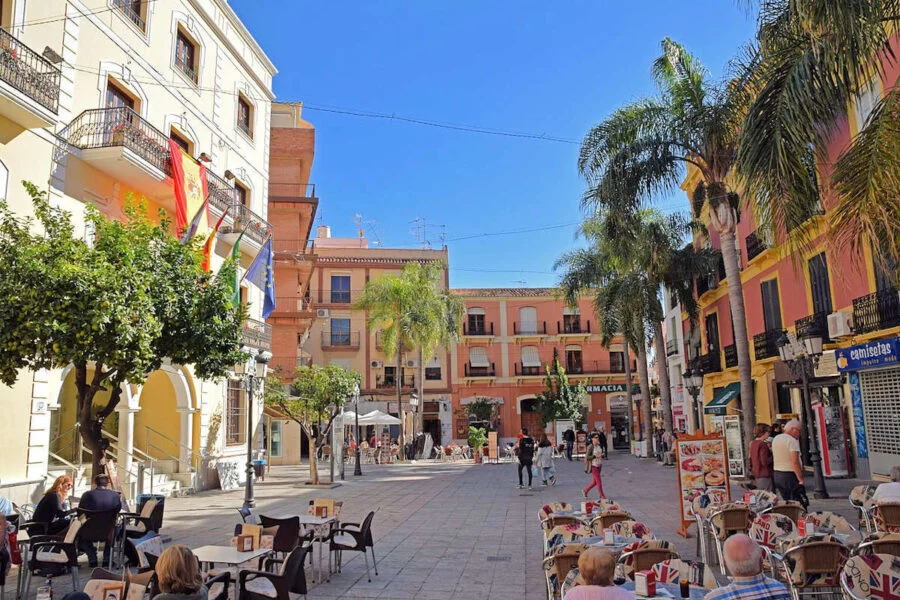 ▷ ALMUÑÉCAR » Qué ver y hacer en este pueblo paradisíaco Plaza de la Constitución en Almuñécar