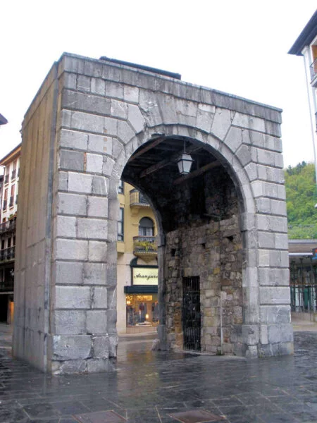 ▷ TOLOSA » Descubre qué ver y hacer en este bello pueblo Puerta de Castillo en Tolosa