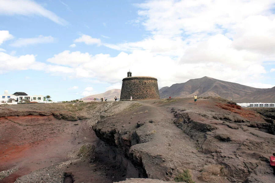 ▷ YAIZA » Qué ver y hacer en este bello pueblo de Lanzarote Castillo de las Coloradas